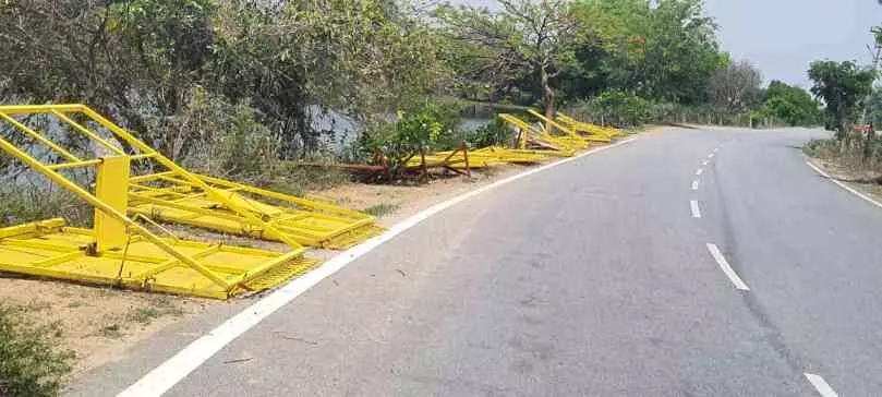 పడిపోయాయి సారు.... పట్టించుకోండి.! పడిపోయాయి సారు.... పట్టించుకోండి.!
