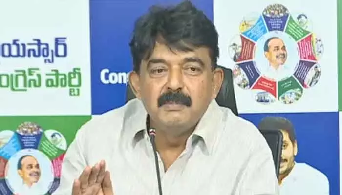 పోలీసులే కాదు.. ఆయనకు ఎవరైనా ఒకటే: పేర్ని నాని సంచలన వ్యాఖ్యలు పోలీసులే కాదు.. ఆయనకు ఎవరైనా ఒకటే: పేర్ని నాని సంచలన వ్యాఖ్యలు