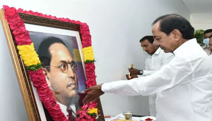KCR: దేశ గౌరవాన్ని ఆకాశమంత ఎత్తులో నిలబెట్టిన గొప్ప వ్యక్తి అంబేద్కర్ KCR: దేశ గౌరవాన్ని ఆకాశమంత ఎత్తులో నిలబెట్టిన గొప్ప వ్యక్తి అంబేద్కర్