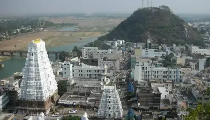శ్రీకాళహస్తీశ్వర ఆలయంలో ఇష్టారాజ్యాంగ ప్రోటోకాల్ దర్శనాలు