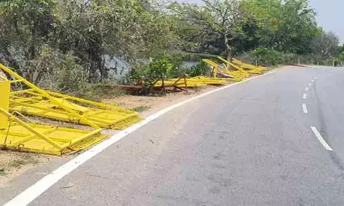 పడిపోయాయి సారు.... పట్టించుకోండి.!