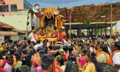 చూడముచ్చటైన గరుడ సేవ మహోత్సవం