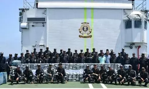 Drugs: గుజరాత్‌లో రూ.1800 కోట్ల విలువైన డ్రగ్స్ స్వాధీనం.. అధికారులను చూసి సముద్రంలో పడేసిన స్మగ్లర్లు
