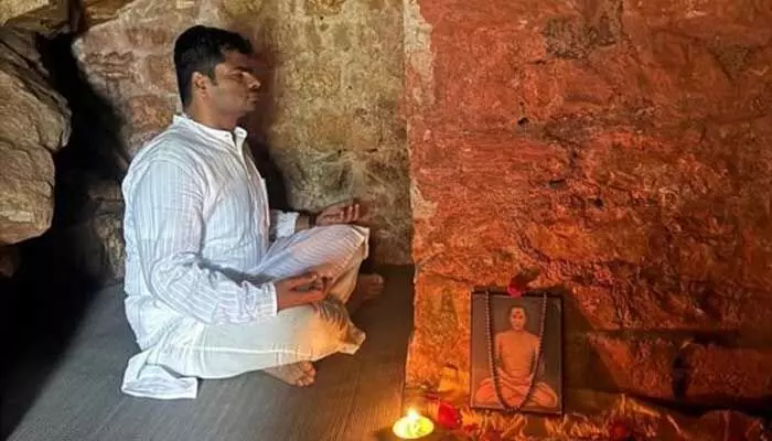 బీజేపీ రాష్ట్ర అధ్యక్ష పదవి దూరం.. ఆ పర్వత శ్రేణిలో ధ్యానంలో మునిగిన మాజీ ఐపీఎస్ బీజేపీ రాష్ట్ర అధ్యక్ష పదవి దూరం.. ఆ పర్వత శ్రేణిలో ధ్యానంలో మునిగిన మాజీ ఐపీఎస్