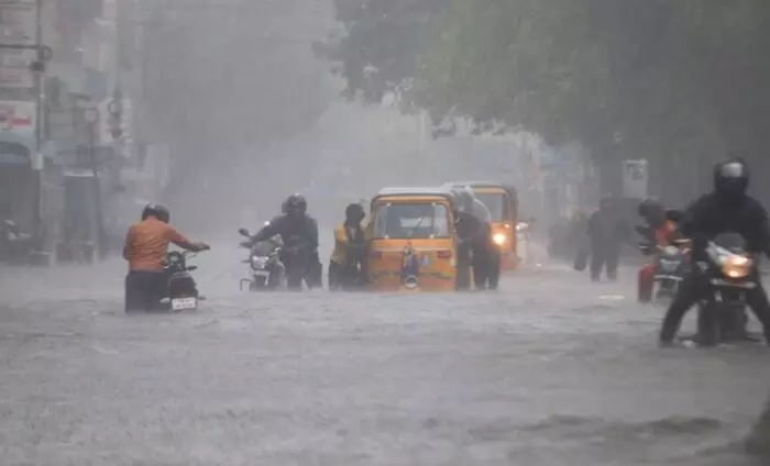 ఏపీలో ఈ జిల్లాలకు రెడ్, ఆరెంజ్ అలర్ట్ ఏపీలో ఈ జిల్లాలకు రెడ్, ఆరెంజ్ అలర్ట్