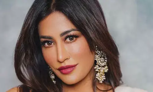 Chitrangada Singh : శారీలో వయ్యారాలు ఒలకబోసిన  బోల్డ్ బ్యూటీ