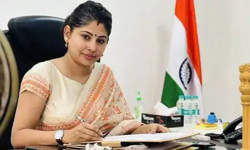 Smita Sabharwal: హెచ్ సీయూ భూములపై రీ  ట్వీట్.. స్మితా సబర్వాల్ కు పోలీసుల నోటీసులు