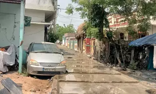 కారు తీయకుండానే రోడ్డేశారు.. చివ‌రికి!