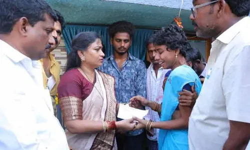 అగ్ని ప్రమాద బాధితులకు చెక్కుల పంపిణీ.. హోంమంత్రి అనిత కీలక హామీ