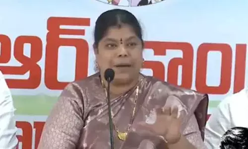 సొంత నేతలే కుట్ర చేస్తున్నారు: కంటతడి పెట్టుకున్న విశాఖ మేయర్‌