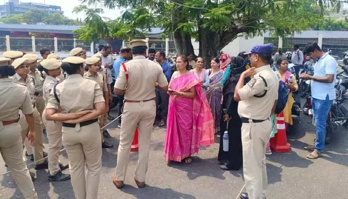 GO 21: జీఓ 21 వెంటనే రద్దు చేయాల్సిందే.. తెలంగాణ సచివాలయ ముట్టడి ఉద్రిక్తత GO 21: జీఓ 21 వెంటనే రద్దు చేయాల్సిందే.. తెలంగాణ సచివాలయ ముట్టడి ఉద్రిక్తత