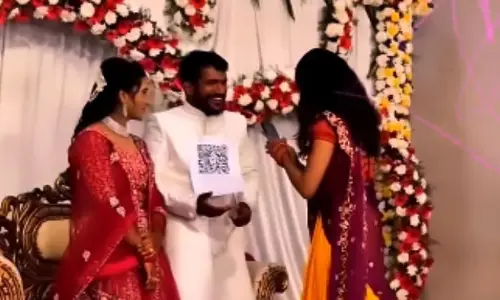 పెళ్లి కొడుకు మెడలో యూపీఐ స్కానర్.. కట్నాలు ఇలా కూడా చదివిస్తారా?