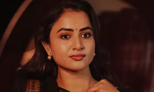 Janani Ashok Kumar : శారీ లో కవ్విస్తున్న హాట్ బ్యూటీ