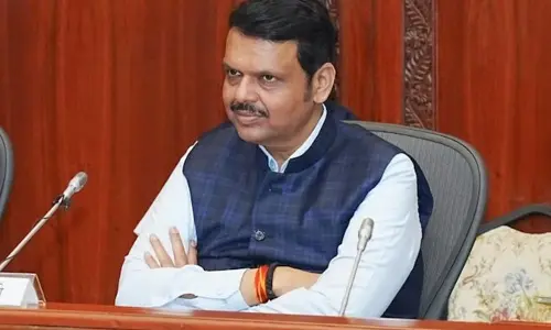 Fadnavis: మహారాష్ట్ర ముఖ్యమంత్రికి బాంబే హైకోర్టు సమన్లు