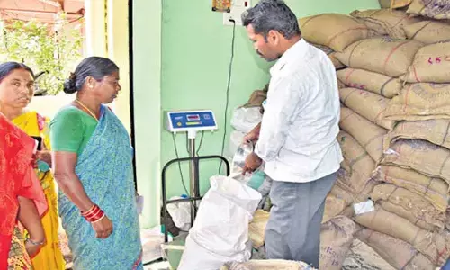 ధనవంతుల సన్నబియ్యం దళారుల గూటికి