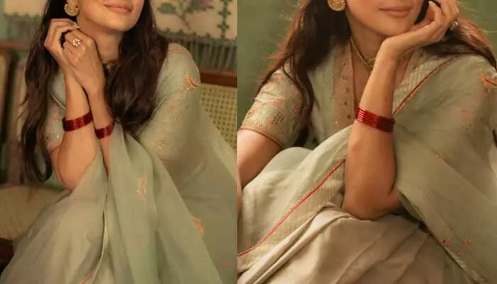 చీరకట్టులో మహాలక్ష్మిని తలపిస్తున్న టాలీవుడ్ హీరోయిన్.. శారీలో ముద్దొస్తున్నావంటూ కామెంట్స్ చీరకట్టులో మహాలక్ష్మిని తలపిస్తున్న టాలీవుడ్ హీరోయిన్.. శారీలో ముద్దొస్తున్నావంటూ కామెంట్స్