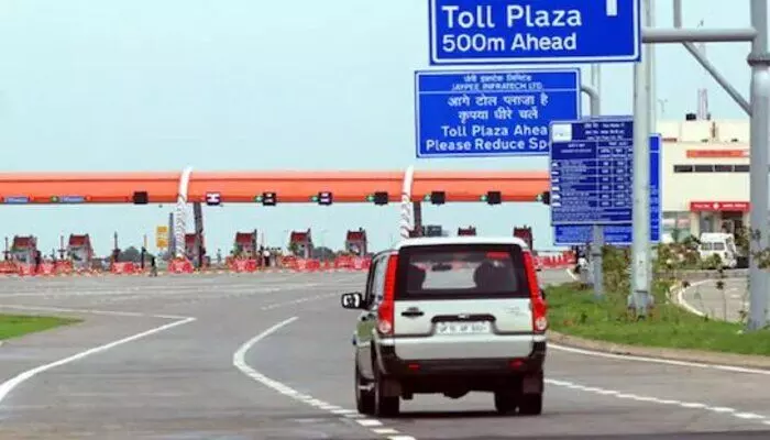 Toll Plaza: ఇప్పట్లో శాటిలైట్ టోల్ వ్యవస్థ అమలు లేదని స్పష్టం చేసిన కేంద్రం Toll Plaza: ఇప్పట్లో శాటిలైట్ టోల్ వ్యవస్థ అమలు లేదని స్పష్టం చేసిన కేంద్రం
