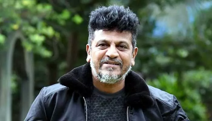 Shivaraj Kumar : చిన్నపిల్లాడి నుంచి సైకిల్ తీసుకుని రైడె ఎంజాయ్ చేసిన స్టార్ హీరో.. నెట్టింట క్యూట్ వీడియో వైరల్ Shivaraj Kumar : చిన్నపిల్లాడి నుంచి సైకిల్ తీసుకుని రైడె ఎంజాయ్ చేసిన స్టార్ హీరో.. నెట్టింట క్యూట్ వీడియో వైరల్