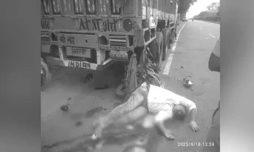 హైవేపై ఆగి ఉన్న లారీని ఢీకొట్టిన బైక్.. వ్యక్తి స్పాట్ డెడ్