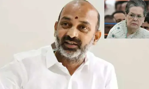 Bandi Sanjay : సోనియా గాంధీ రూ.2 వేల కోట్లు కాజేసే ప్రయత్నం చేసింది : బండి సంజయ్ సంచలన వ్యాఖ్యలు