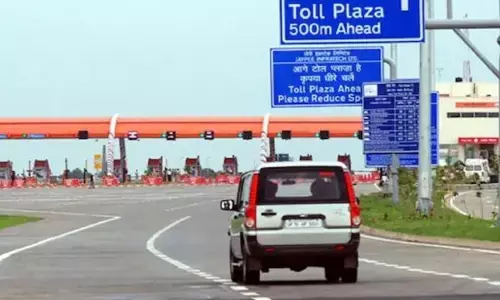 Toll Plaza: ఇప్పట్లో శాటిలైట్ టోల్ వ్యవస్థ అమలు లేదని స్పష్టం చేసిన కేంద్రం