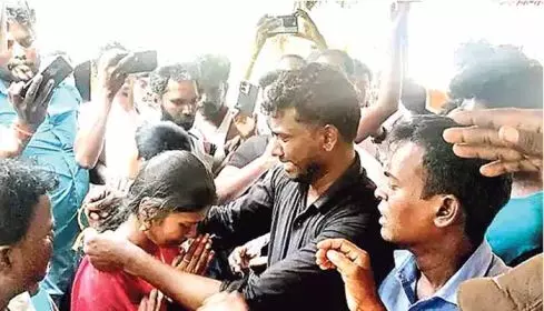 తమిళనాడులో షాకింగ్ ఘటన.. తండ్రి మృతదేహం ముందే కుమారుడి పెళ్లి..! తమిళనాడులో షాకింగ్ ఘటన.. తండ్రి మృతదేహం ముందే కుమారుడి పెళ్లి..!