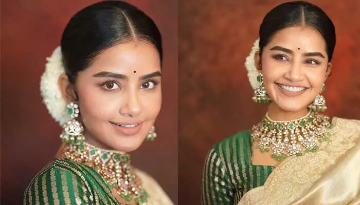 జడలో చామంతిపూలు చీరకట్టుతో దర్శనమిచ్చిన హీరోయిన్.. పోస్ట్ వైరల్ జడలో చామంతిపూలు చీరకట్టుతో దర్శనమిచ్చిన హీరోయిన్.. పోస్ట్ వైరల్