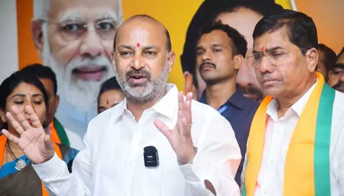 వాళ్లంతా నక్సలైట్ల వారసులు.. బండి సంజయ్ హాట్ కామెంట్స్ వాళ్లంతా నక్సలైట్ల వారసులు.. బండి సంజయ్ హాట్ కామెంట్స్