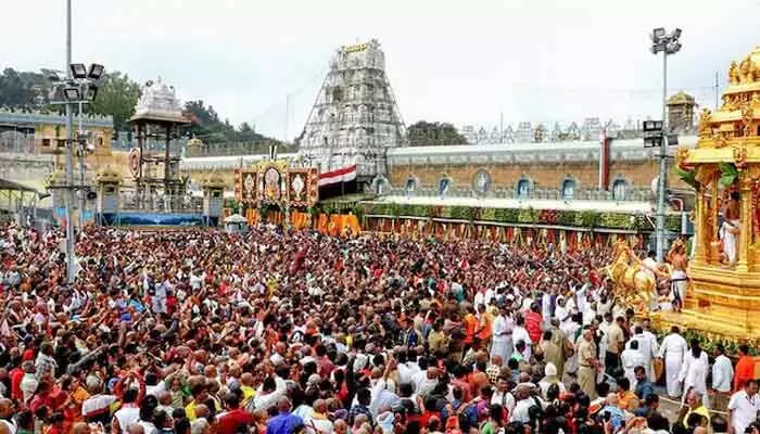 Tirumala: భారీగా భక్తుల రద్దీ.. ఈవో కీలక ఆదేశాలు Tirumala: భారీగా భక్తుల రద్దీ.. ఈవో కీలక ఆదేశాలు
