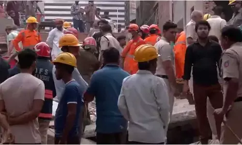 Delhi: ఢిల్లీలో కుప్పకూలిన భవనం.. నలుగురు మృతి