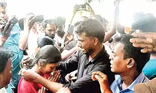 త‌మిళ‌నాడులో షాకింగ్ ఘ‌ట‌న‌.. తండ్రి మృత‌దేహం ముందే కుమారుడి పెళ్లి..!