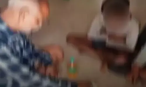 Video Viral:ఛీ ఛీ పాఠశాలలో ఇదేం పని.. చదువుకు బదులుగా ఆ పని నేర్పిస్తున్న ఉపాధ్యాయుడు.. చివరికి ఏమైందంటే?