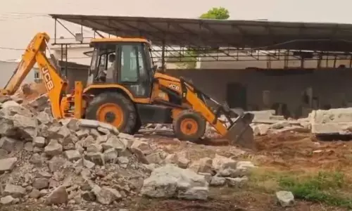 వణస్థలిపురంలో రోడ్డును ఆక్రమించి అక్రమకట్టడాలు..రంగంలోకి హైడ్రా