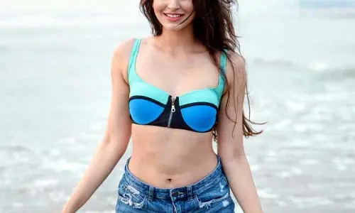 Sakshi Malik : సినిమా ఆఫర్స్ కోసం బోల్డ్ ఫొటో షూట్‌తో రెచ్చిపోతున్న ముంబై బ్యూటీ.. తట్టుకోలేకపోతున్నాం అంటున్న నెటిజన్లు