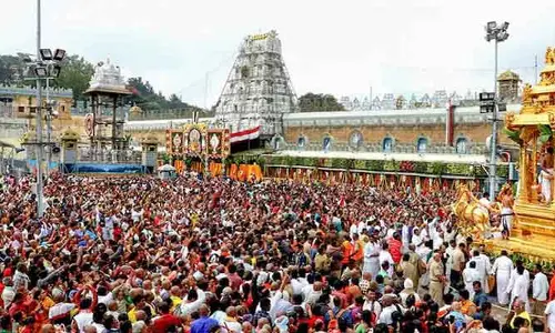 Tirumala: భారీగా  భక్తుల రద్దీ.. ఈవో కీలక ఆదేశాలు