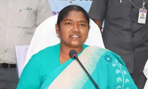 ప్రతి మహిళా సంఘం సభ్యురాలికి రూ. 10 లక్షల ప్ర‌మాద బీమా : మంత్రి సీత‌క్క‌
