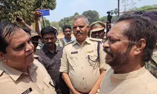రాజమండ్రిలో హైటెన్షన్.. పోలీసుల తీరుపై మాజీ ఎంపీ హర్షకుమార్ ఫైర్