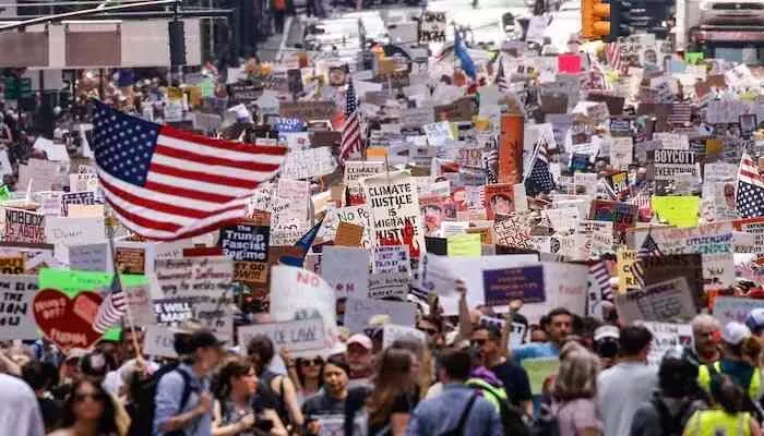 America: అమెరికాలో మరోసారి భారీ నిరసనలు.. ట్రంప్కు వ్యతిరేకంగా నినాదాలు America: అమెరికాలో మరోసారి భారీ నిరసనలు.. ట్రంప్కు వ్యతిరేకంగా నినాదాలు