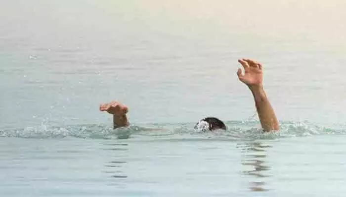 Kalleru: నదిలో స్నానానికి ఇద్దరు యువకులు గల్లంతు.. గాలింపు Kalleru: నదిలో స్నానానికి ఇద్దరు యువకులు గల్లంతు.. గాలింపు