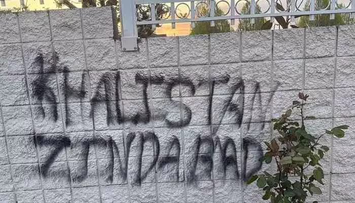 Khalistani: కెనడాలో ఖలిస్థానీల దుశ్చర్య.. వాంకోవర్లో గురుద్వారా ధ్వంసం Khalistani: కెనడాలో ఖలిస్థానీల దుశ్చర్య.. వాంకోవర్లో గురుద్వారా ధ్వంసం