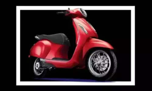 EV Scooter: పాత రోజులు గుర్తొస్తున్నాయి మావా.. ఈ ఈవీ చెతక్ వేసుకొని అలా లైఫ్ పార్టనర్ తో వెళ్తే..