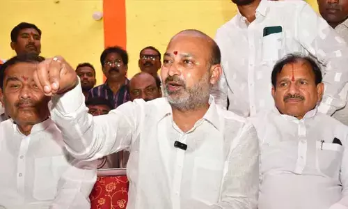 Bandi Sanjay: మజ్లిస్ పార్టీ విష సర్పం కంటే డేంజర్.. ఓవైసీ వ్యాఖ్యలకు బండి సంజయ్ కౌంటర్