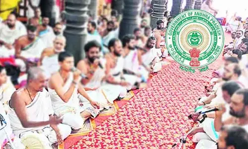 పండితులకు గుడ్ న్యూస్.. మూడు నెలల సంభావన అందజేత
