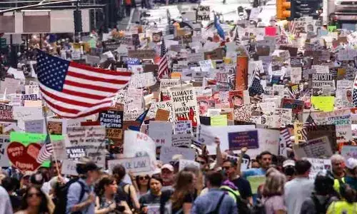 America: అమెరికాలో మరోసారి భారీ నిరసనలు.. ట్రంప్‌కు వ్యతిరేకంగా నినాదాలు