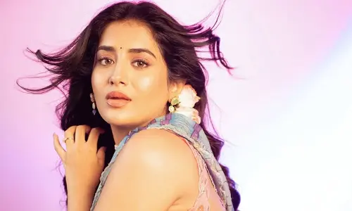 Rashi Singh : శారీ లో కవ్విస్తున్న హాట్ బ్యూటీ