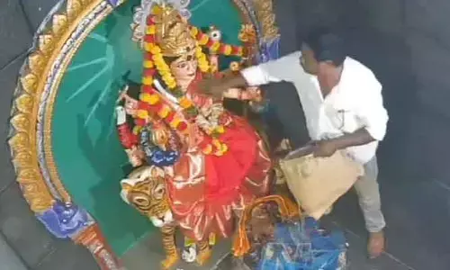 దుర్గమ్మ గుడిలో చోరీ.. బంగారు సూత్రాలు, వెండి కిరీటం ఎత్తుకెళ్లిన దొంగ
