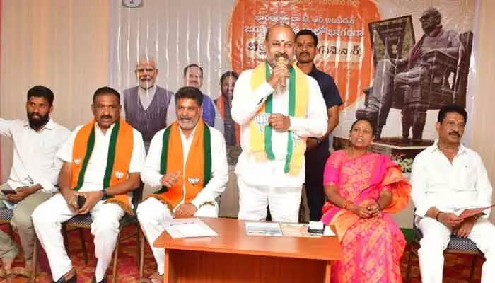 అంబేద్కర్పై కుట్రలు చేసిన చరిత్ర కాంగ్రెస్ది.. బండి సంజయ్ అంబేద్కర్పై కుట్రలు చేసిన చరిత్ర కాంగ్రెస్ది.. బండి సంజయ్