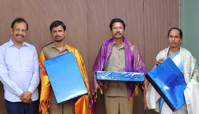 ఆర్టీసీ బస్లో కాన్పు చేసిన ఆశా వర్కర్ కు బంపర్ ఆఫర్ ఆర్టీసీ బస్లో కాన్పు చేసిన ఆశా వర్కర్ కు బంపర్ ఆఫర్