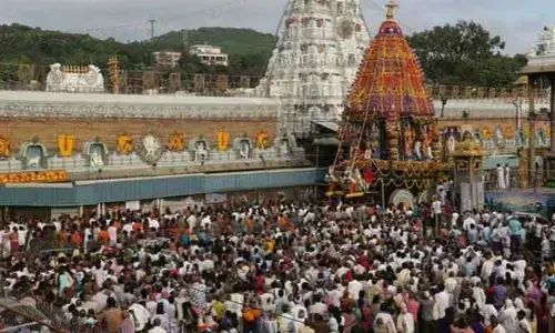 TTD: సమ్మర్ ఎఫెక్ట్.. తిరుమలకు పోటెత్తిన భక్తులు.. శ్రీవారి దర్శనానికి పడిగాపులు