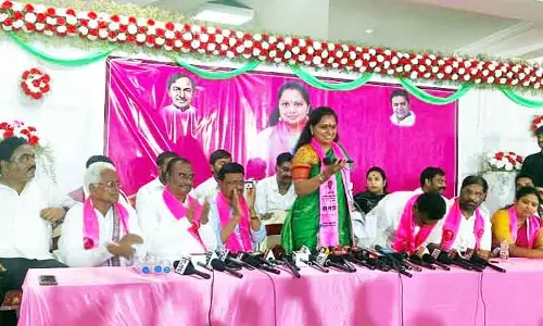 కాంగ్రెస్ నుంచి రాష్ట్రాన్ని రక్షించేది గులాబీ దండే.. కవిత హాట్ కామెంట్